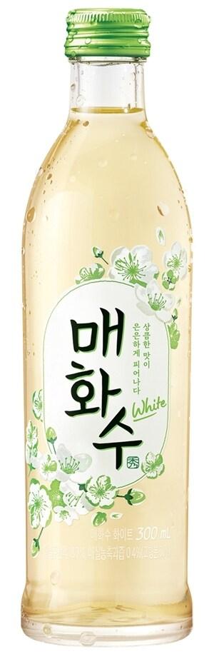 본문 이미지 - 매화수 화이트 제품.(하이트진로 제공)