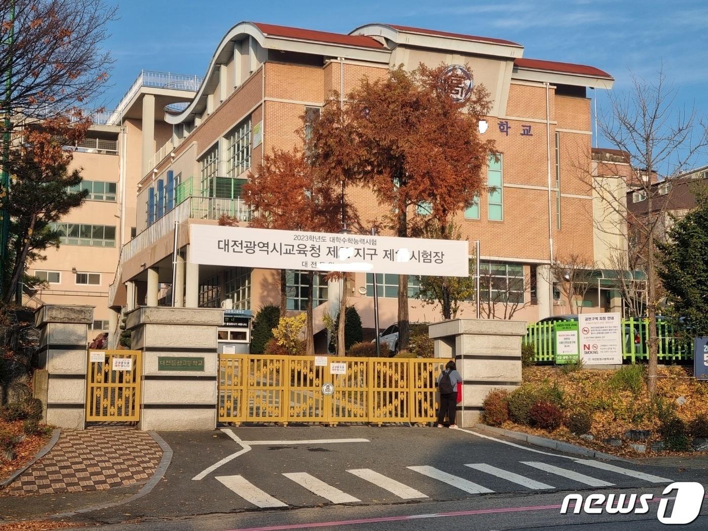 본문 이미지 - 2023년도 대학수학능력시험이 치러진 17일 대전 모 시험장에는 지각으로 시험장에 들어가지 못한 수험생이 교문을 바라보고 있다.