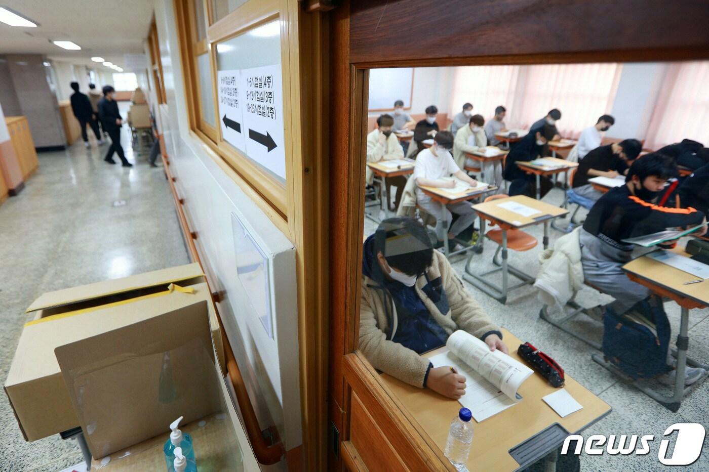 2023학년도 대학수학능력시험일인 17일 오전 대구 수성구 덕원고등학교에서 수험생들이 시험을 준비하고 있다. 2022.11.17/뉴스1 ⓒ News1 공정식 기자