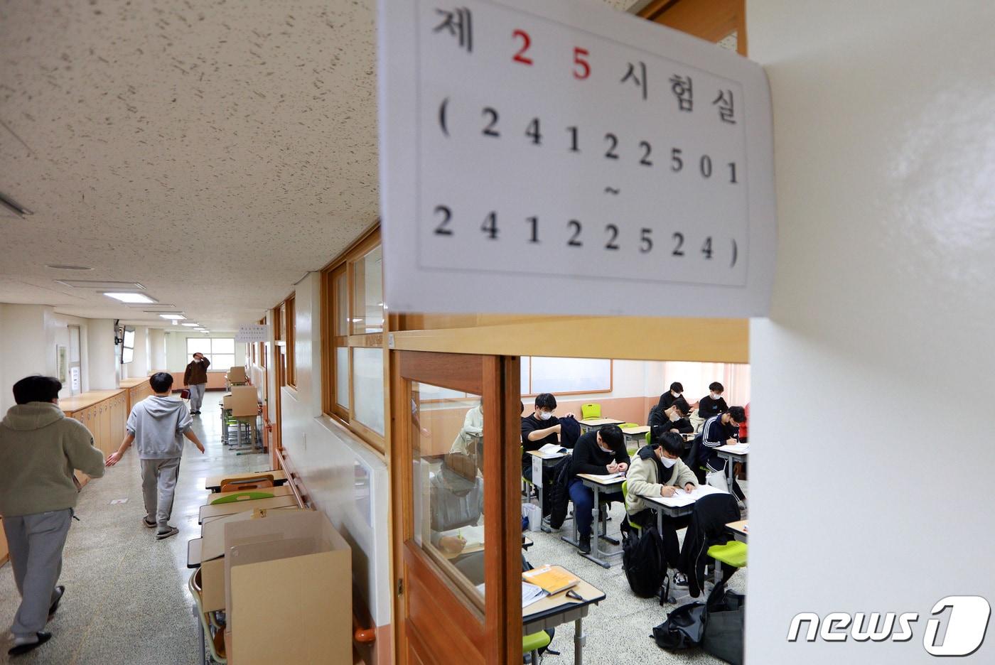 2023학년도 대학수학능력시험일인 17일 오전 대구 수성구 덕원고등학교에서 수험생들이 시험을 준비하고 있다. 2022.11.17/뉴스1 ⓒ News1 공정식 기자