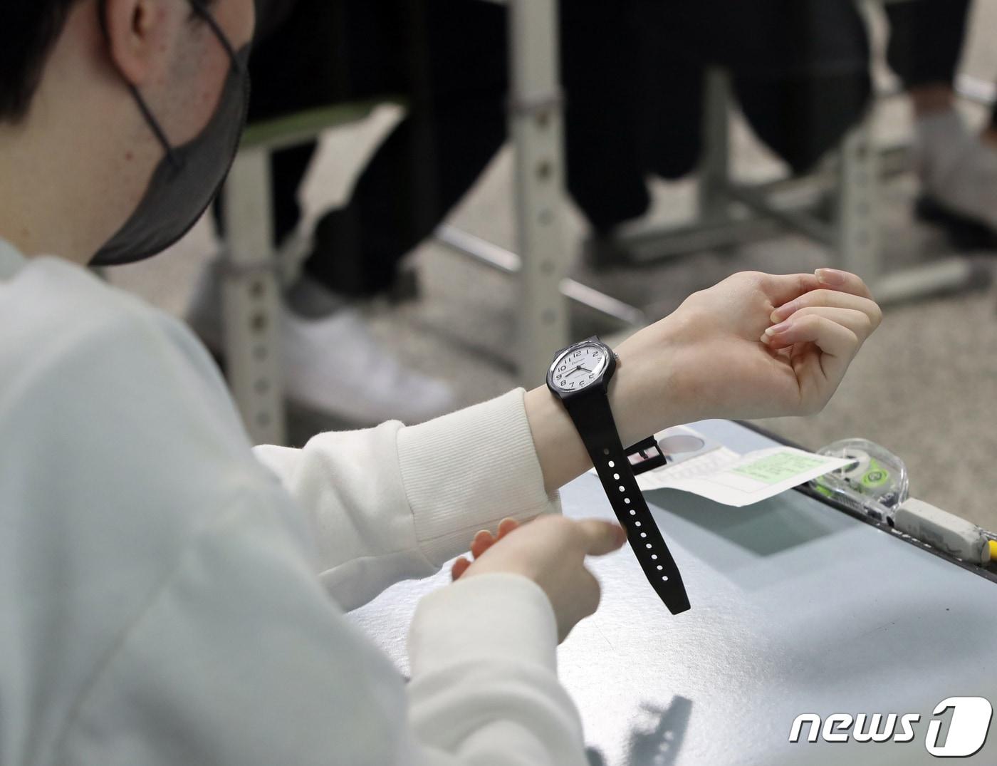 본문 이미지 - 2023학년도 대학수학능력시험일인 17일 오전 부산 남구 대연고등학교에서 한 수험생이 시계를 차고 있다. (사진공동취재단) 2022.11.17/뉴스1 ⓒ News1 김영훈 기자
