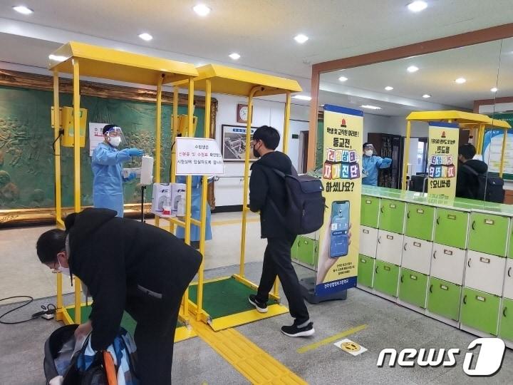 본문 이미지 - 17일 코로나19 확진 수험생을 위한 별도시험장인 전북 전주상업정보고에 한 수험생이 입실하고 있다.2022.11.17/뉴스1