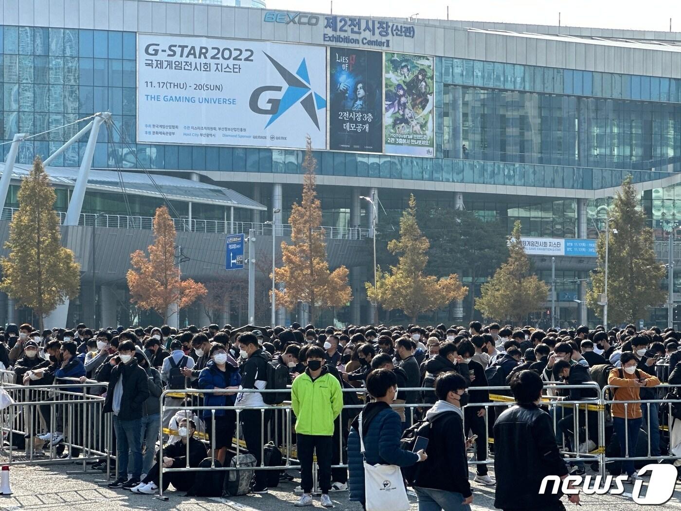 본문 이미지 - 17일 오전 부산 해운대구 벡스코에서 열리는 ‘지스타2022(G-STAR)'를 찾은 관람객들이 입장 시작을 기다리고 있다. 2022.11.16/뉴스1 ⓒ News1 김영훈 기자