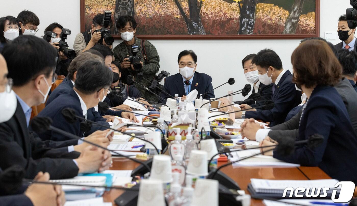 본문 이미지 - 우원식 국회 예결위원회 위원장이 17일 오전 서울 여의도 국회에서 열린 제400회 국회(정기회) 예산결산특별위원회 예산안 등 조정 소위원회에서 발언을 하고 있다. 2022.11.17/뉴스1 ⓒ News1 이재명 기자