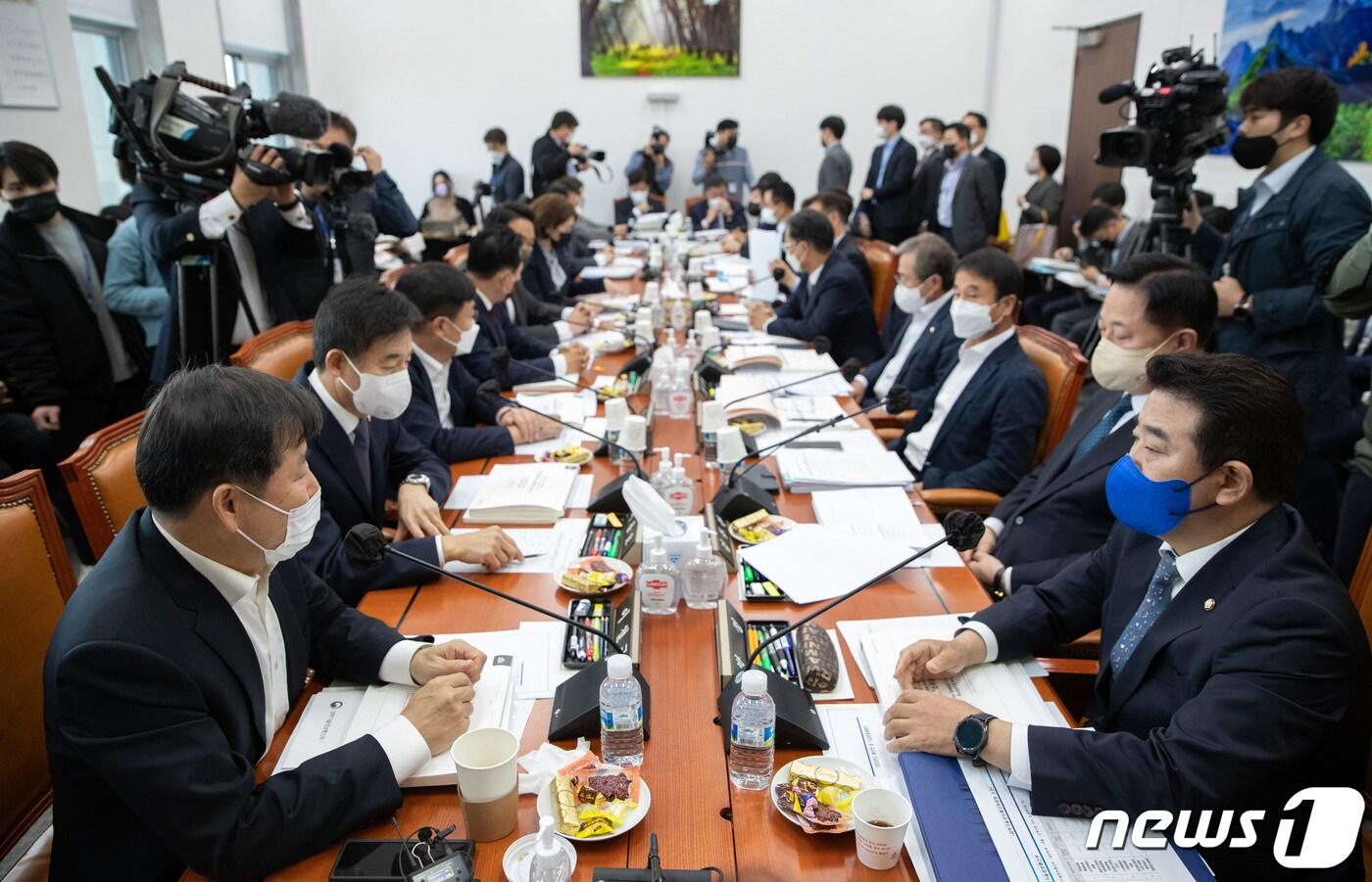 지난 17일 오전 서울 여의도 국회에서 제400회 국회(정기회) 예산결산특별위원회 예산안 등 조정 소위원회가 열리고 있다. 2022.11.17/뉴스1 ⓒ News1 이재명 기자