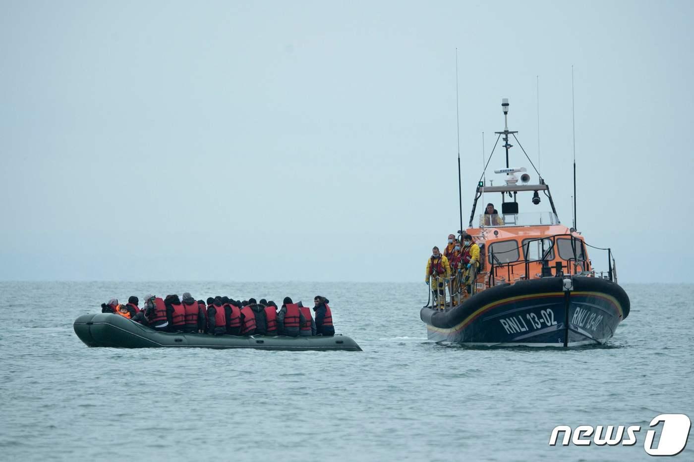 소형 선박을 이용해 영불해협을 건너는 이주자들. 21.11.24 ⓒ AFP=뉴스1 ⓒ News1 김예슬 기자