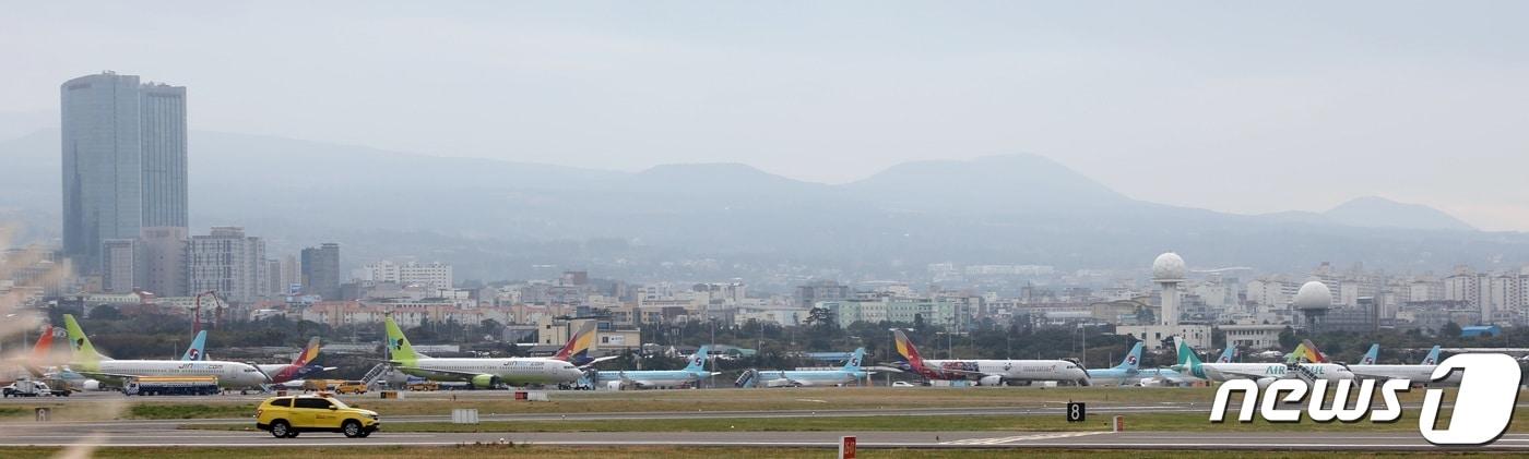 제주국제공항 계류장에서 항공기들이 대기하고 있다. &#40;자료사진&#41; /뉴스1 ⓒ News1 고동명 기자