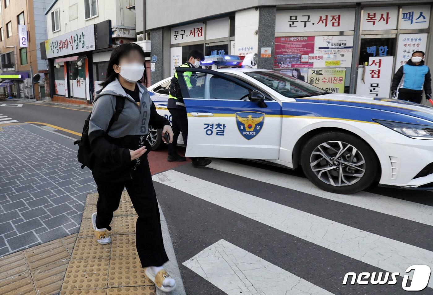 본문 이미지 - 2023학년도 대학수학능력시험이 치러진 17일 오전 울산 남구 울산여자고등학교 앞에서 경찰차를 타고 온 수험생이 입구로 뛰어가고 있다. 2022.11.16/뉴스1 ⓒ News1 윤일지 기자