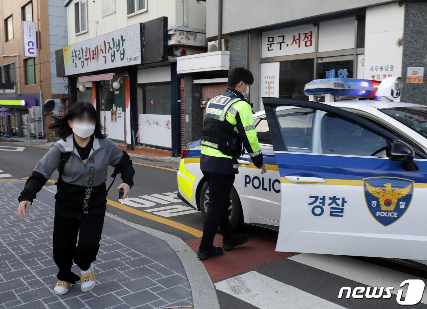 본문 이미지 - 2023학년도 대학수학능력시험이 치러진 17일 오전 울산 남구 울산여자고등학교 앞에서 경찰차를 타고 온 수험생이 입구로 뛰어가고 있다. 2022.11.16/뉴스1 ⓒ News1 윤일지 기자