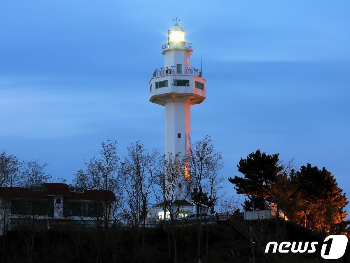 본문 이미지 - 대진등대 전경.(동해지방해양수산청 제공)
