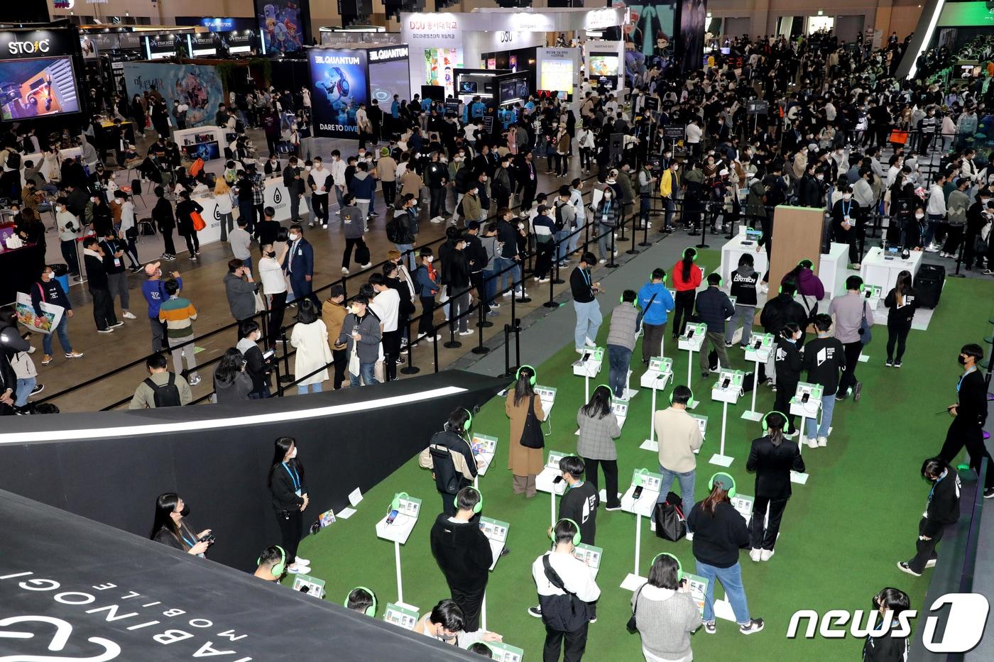 본문 이미지 -  부산 해운대구 벡스코에서 국내 최대 게임전시회인 '지스타(G-STAR)2022' 을 찾은 관객들로 북적이고 있다. 2022.11.17/뉴스1 ⓒ News1 김영훈 기자
