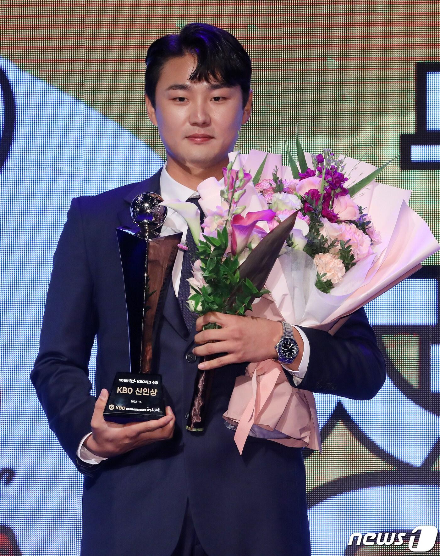 본문 이미지 - 두산 정철원이 17일 오후 서울 중구 소공로 웨스틴 조선 서울에서 열린 ‘2022 신한은행 SOL KBO 시상식’에서 신인상을 수상 후 기념 촬영을 하고 있다. 2022.11.17/뉴스1 ⓒ News1 김진환 기자