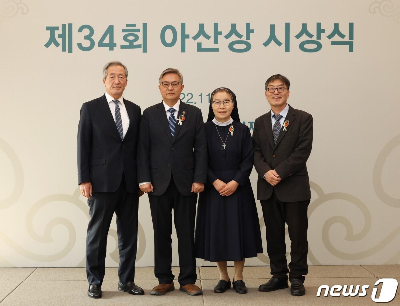 본문 이미지 - 제34회 아산상 주요 수상자들. (아산사회복지재단 제공)