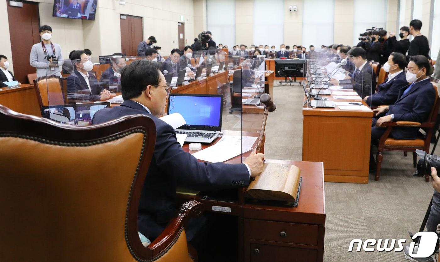본문 이미지 - 17일 서울 여의도 국회에서 열린 행정안전위원회 전체회의에서 이채익 위원장이 의사봉을 두드리며 내년도 예산안을 통과시키고 있다. 2022.11.17/뉴스1 ⓒ News1 허경 기자