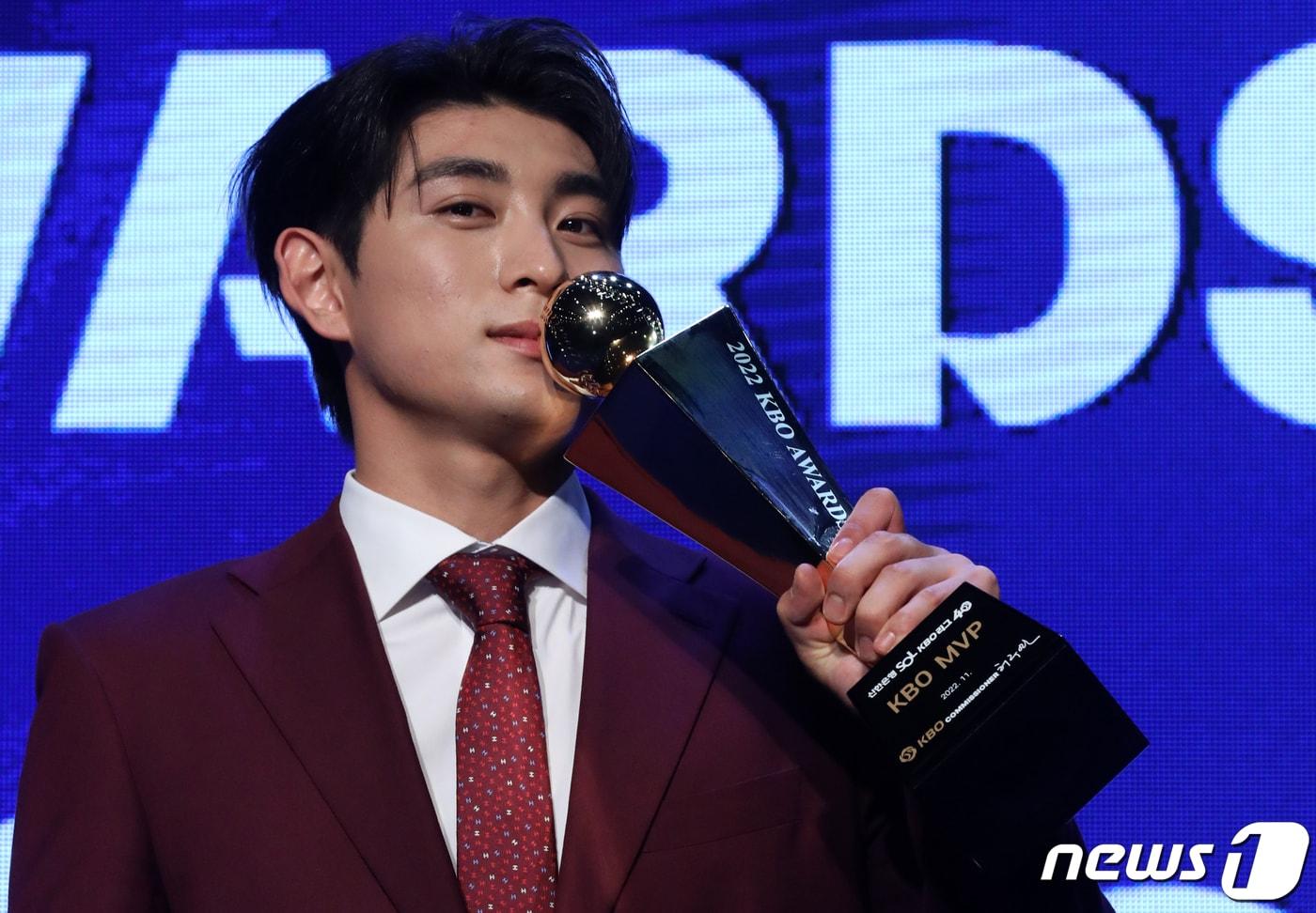 키움 이정후가 17일 오후 서울 중구 소공로 웨스틴 조선 서울에서 열린 ‘2022 신한은행 SOL KBO 시상식’에서 MVP를 수상 후 기념 촬영을 하고 있다. 2022.11.17/뉴스1 ⓒ News1 김진환 기자