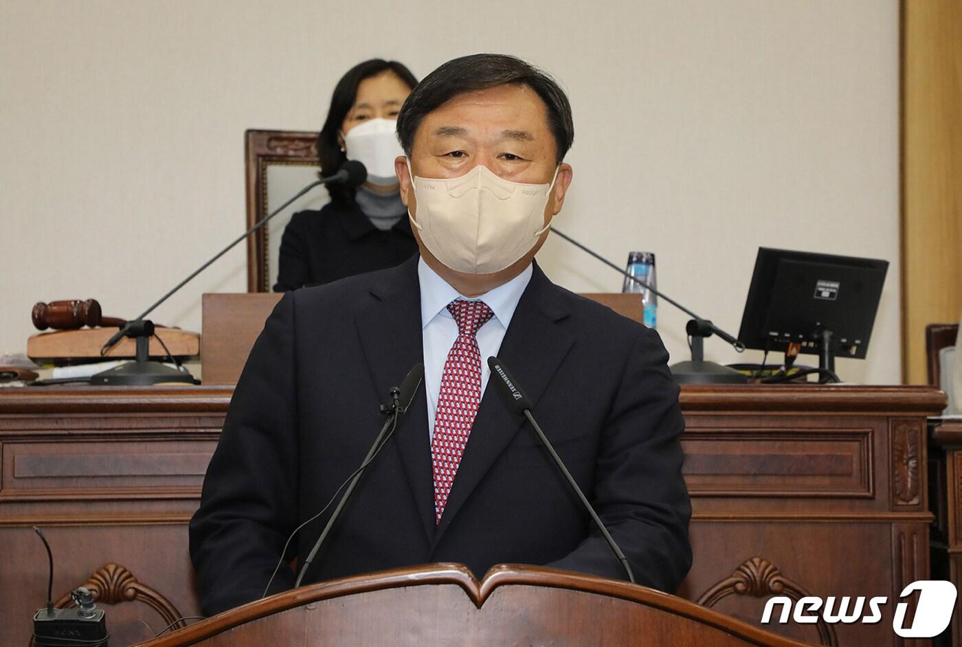 본문 이미지 - 김종훈 울산 동구청장이 17일 동구의회 의사당에서 열린 제209회 정례회에서 시정연설을 하고 있다. (울산 동구 제공)