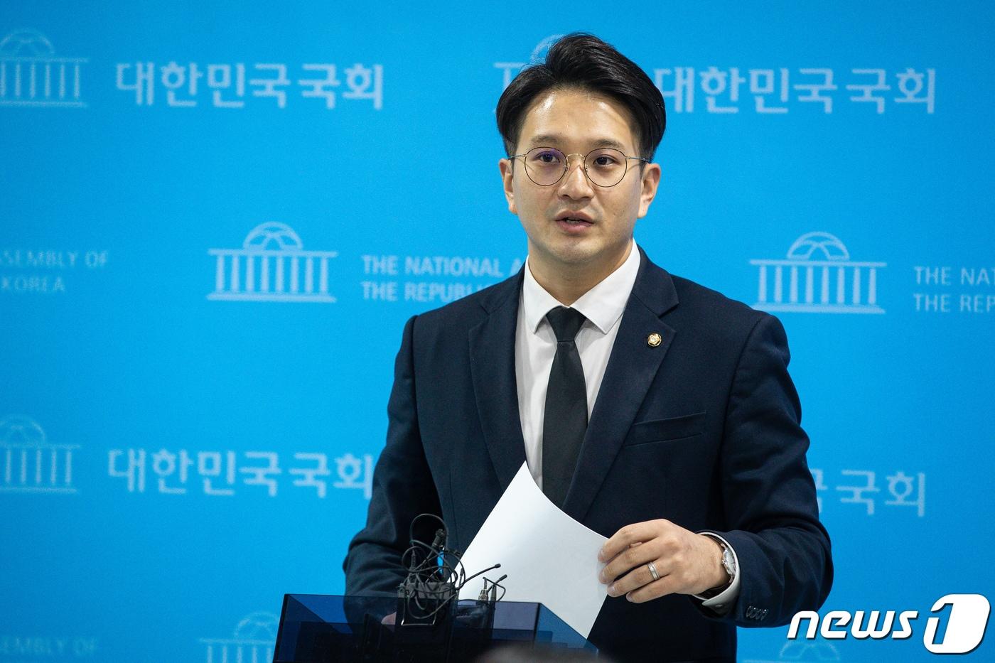 전용기 더불어민주당 의원이 17일 서울 여의도 국회 소통관에서 대통령 경호처가 대통령 경호에 투입된 군·경에 대한 직접 지휘 및 감독권을 갖도록 하는 대통령 경호법 시행령 개정안 입법을 예고한 것에 대해 즉각 중단을 촉구하는 기자회견을 마친 후 취재진 질문에 답하고 있다. 2022.11.17/뉴스1 ⓒ News1 유승관 기자