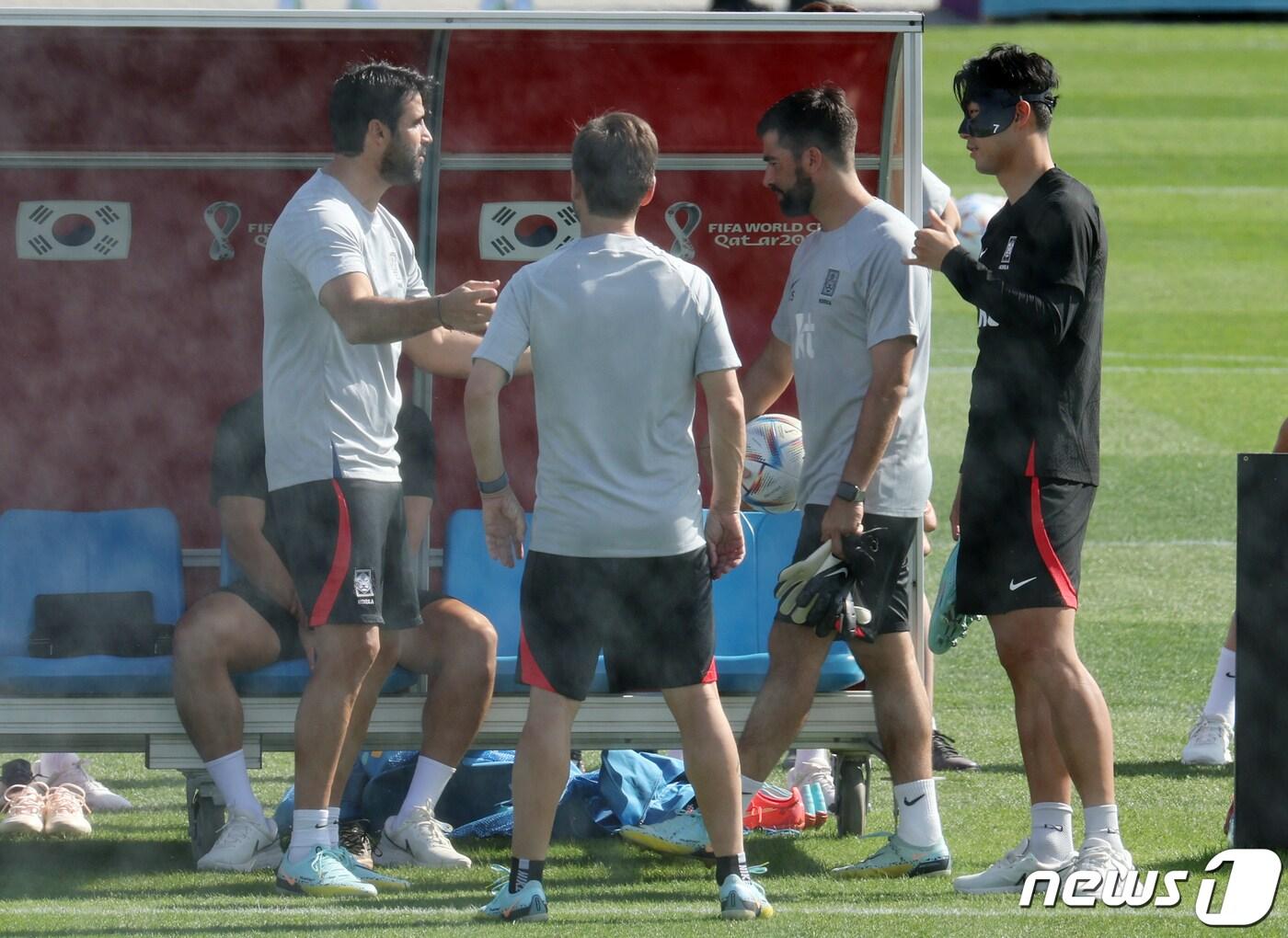 본문 이미지 - 파울루 벤투 감독이 이끄는 대한민국 축구대표팀 캡틴 손흥민이 17일 오전&#40;현지시간&#41; 카타르 도하 알 에글라 트레이닝센터에서 훈련하고 있다. 2022.11.17/뉴스1 ⓒ News1 이광호 기자