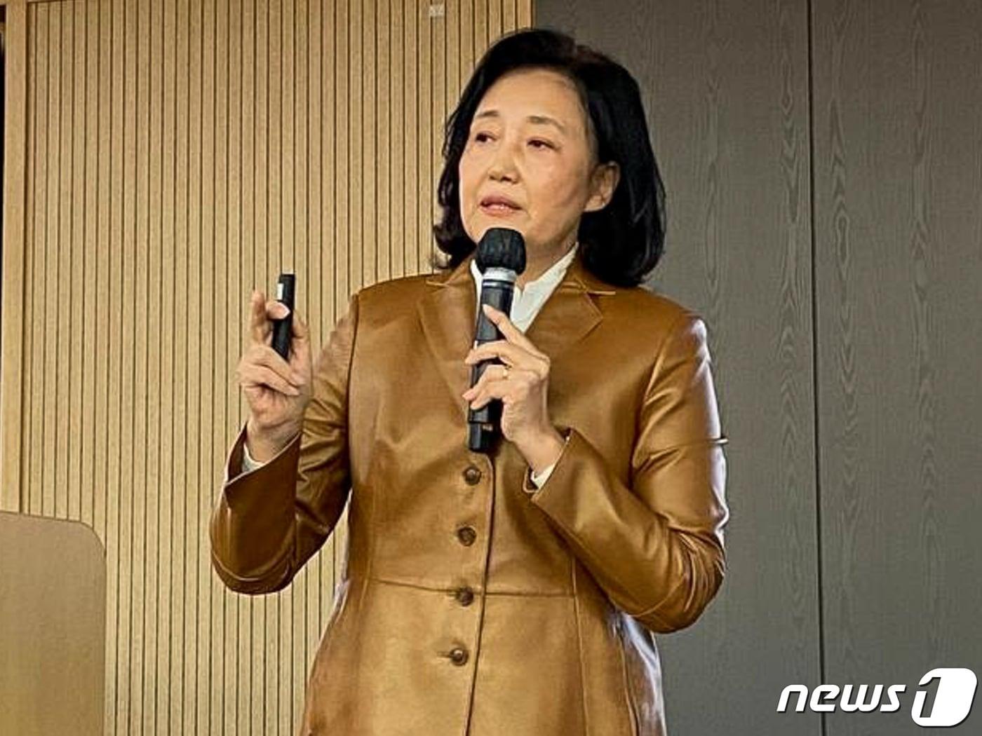 본문 이미지 - 박영선 전 중소벤처기업부 장관이 17일 서울 서강대학교에서 '디지털 대전환의 오늘과 내일'을 주제로 마스터 콜로키움 특강을 하고 있다. (박영선 전 장관 제공) 2022.11.17/뉴스1 ⓒ News1 유승관 기자