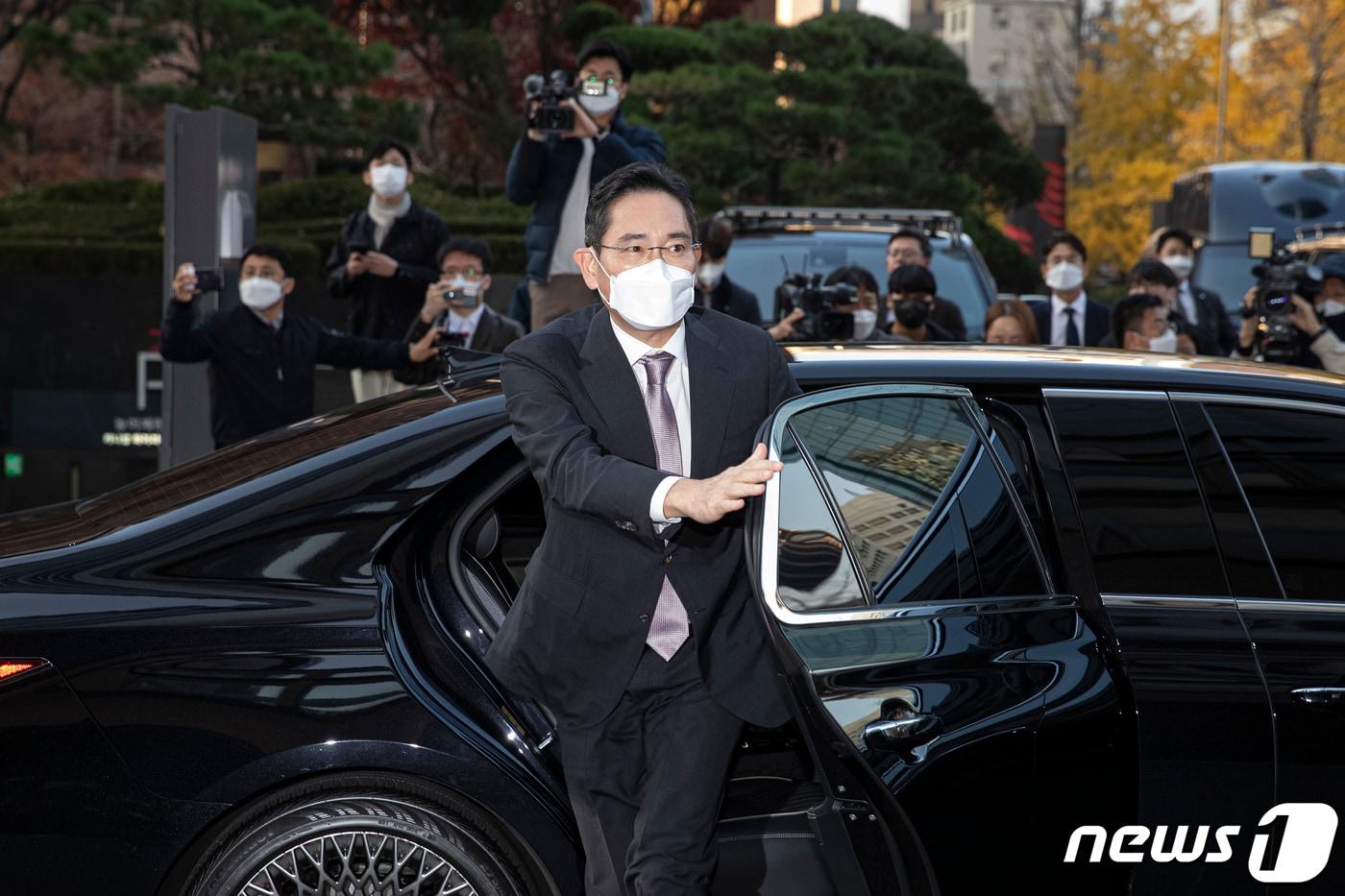 이재용 삼성전자 회장이 17일 오후 무함마드 빈 살만 사우디아라비아 왕세자 겸 총리 숙소인 서울 중구 롯데호텔로 들어서고 있다. 2022.11.17/뉴스1 ⓒ News1 이승배 기자