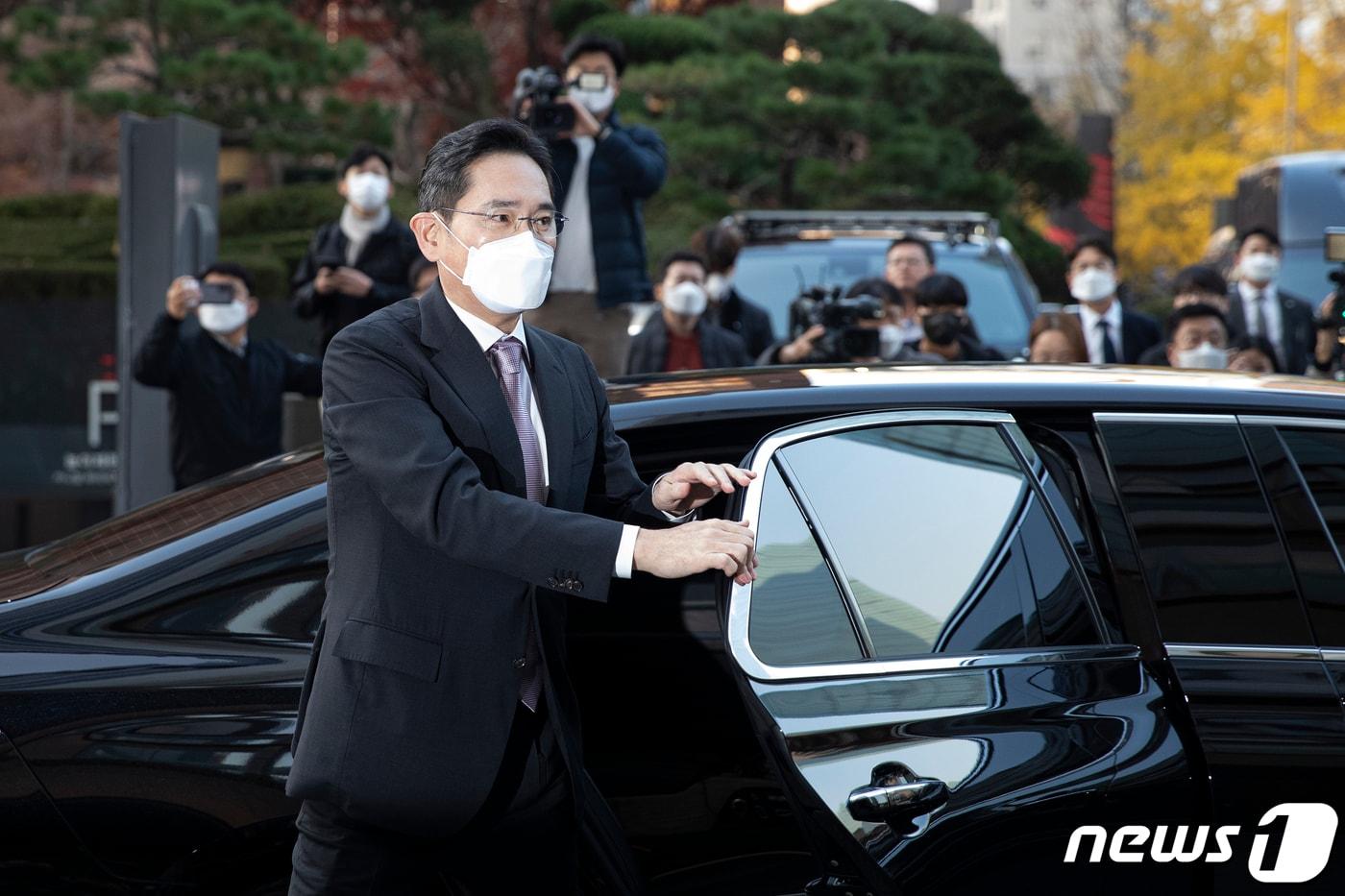 본문 이미지 - 이재용 삼성전자 회장이 17일 오후 무함마드 빈 살만 사우디아라비아 왕세자 겸 총리 숙소인 서울 중구 롯데호텔로 들어서고 있다. 2022.11.17/뉴스1 ⓒ News1 이승배 기자
