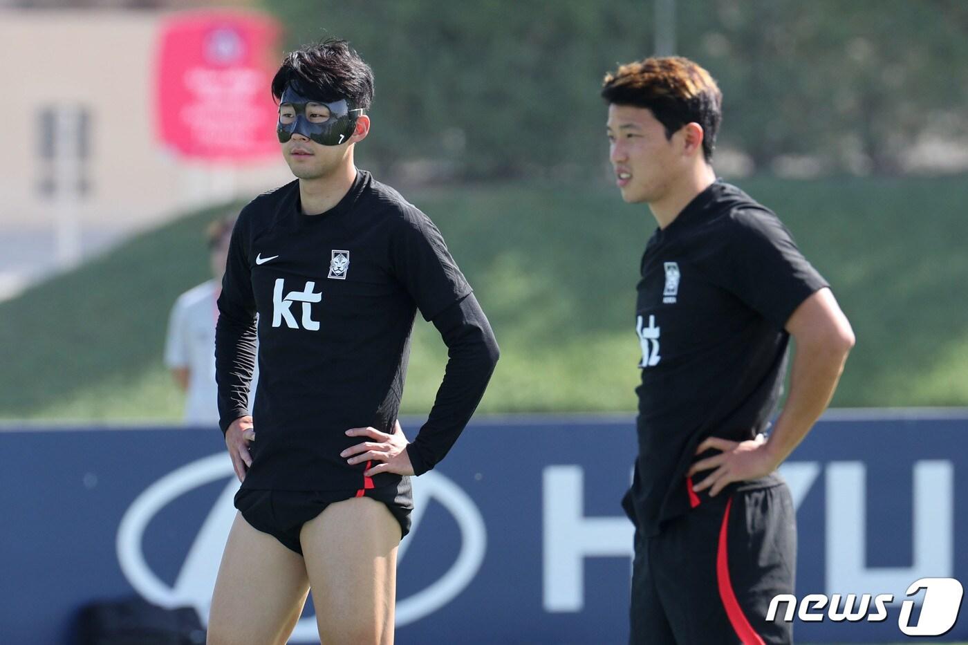 파울루 벤투 감독이 이끄는 대한민국 축구대표팀 주장 손흥민(왼쪽)이 17일 오전(현지시간) 카타르 도하 알 에글라 트레이닝센터에서 훈련하고 있다. 2022.11.17/뉴스1 ⓒ News1 이광호 기자