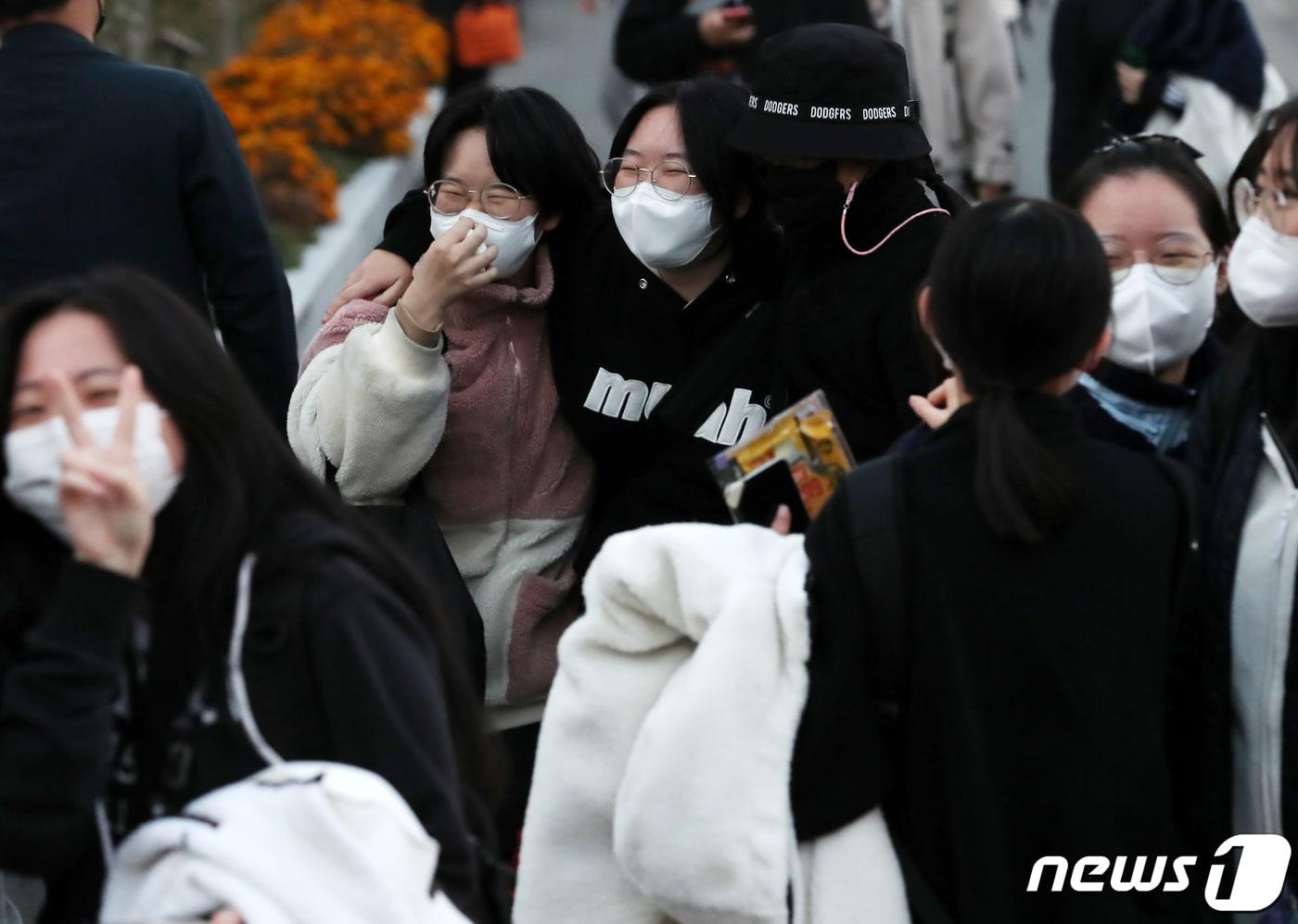 본문 이미지 - 2023학년도 대학수학능력시험이 치러진 17일 오후 울산 남구 울산여자고등학교에서 시험을 마친 수험생들이 시험장을 나서며 기뻐하고 있다. 2022.11.17/뉴스1 ⓒ News1 윤일지 기자