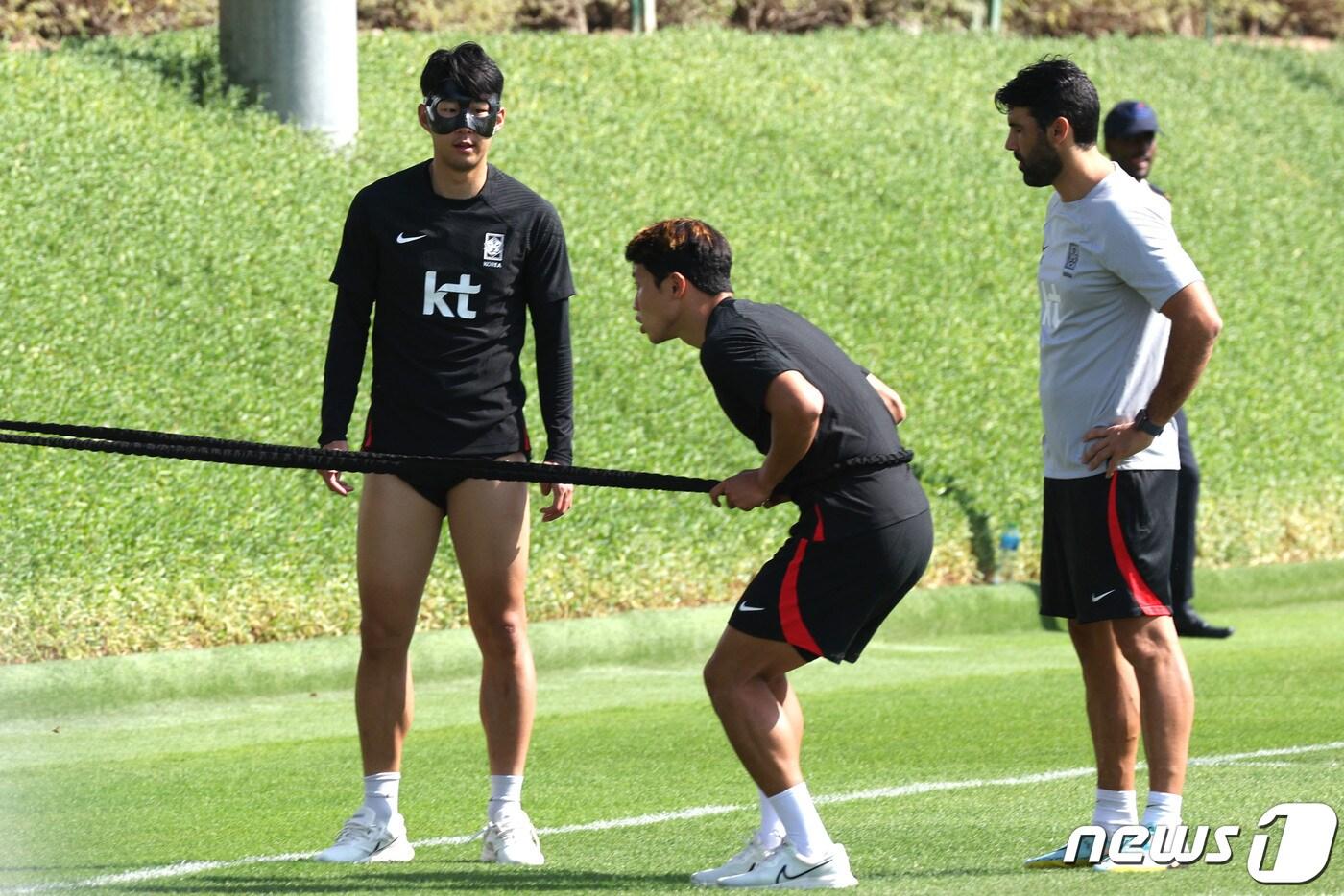 파울루 벤투 감독이 이끄는 대한민국 축구대표팀 손흥민이 17일 오전(현지시간) 카타르 도하 알 에글라 트레이닝센터에서 황희찬의 훈련 모습을 바라보고 있다. 2022.11.17/뉴스1 ⓒ News1 이광호 기자