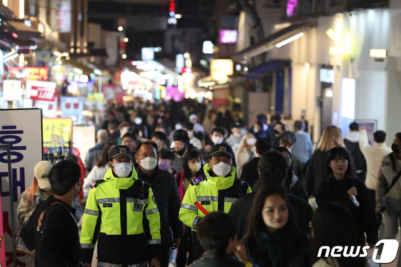 본문 이미지 - 서울 마포구 홍대거리가 북적이는 가운데 경찰들이 인파 관리를 위해 순찰을 돌고 있다. 2022.11.17/뉴스1 ⓒ News1 이승배 기자