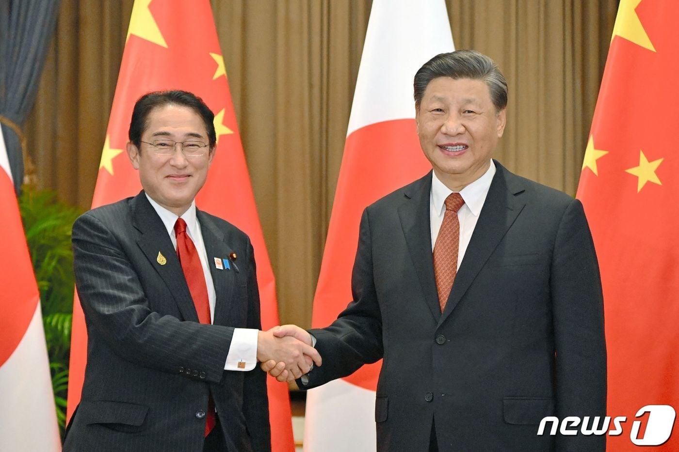 본문 이미지 - 기시다 후미오(좌측) 일본 총리와 시진핑 중국 국가주석이 17일(현지시간) 태국 방콕에서 중일 정상회담을 가졌다. 이번 회담은 아시아태평양경제협력체(APEC) 정상회의 계기 이뤄진 것이다. 2022. 11. 17. ⓒ AFP=뉴스1 ⓒ News1 최서윤 기자