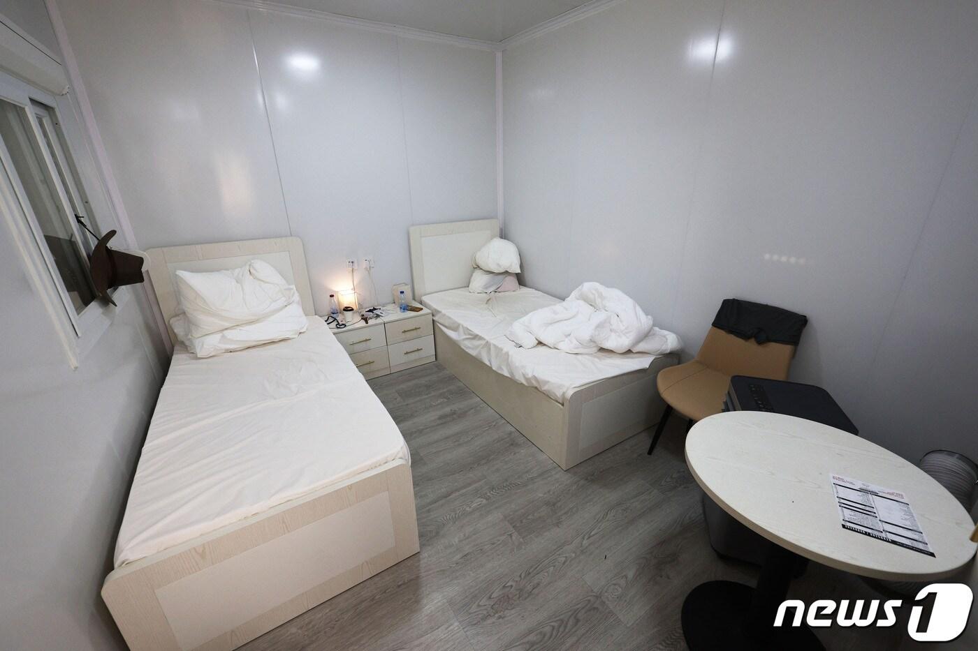 본문 이미지 - 월드컵 개최국 카타르가 관광객을 수용하기 위해 조립식 컨테이너 형태로 조성한 '팬 빌리지' 숙소가 비싼 가격에 비해 시설은 열악하다는 지적을 받고 있다. 사진은 17일(현지시간) 도하 하마드 국제공항 인근 '팬 빌리지'에서 임시로 생활하고 있는 근로자 숙소 내부 모습. 2022.11.17/뉴스1 ⓒ News1 이광호 기자