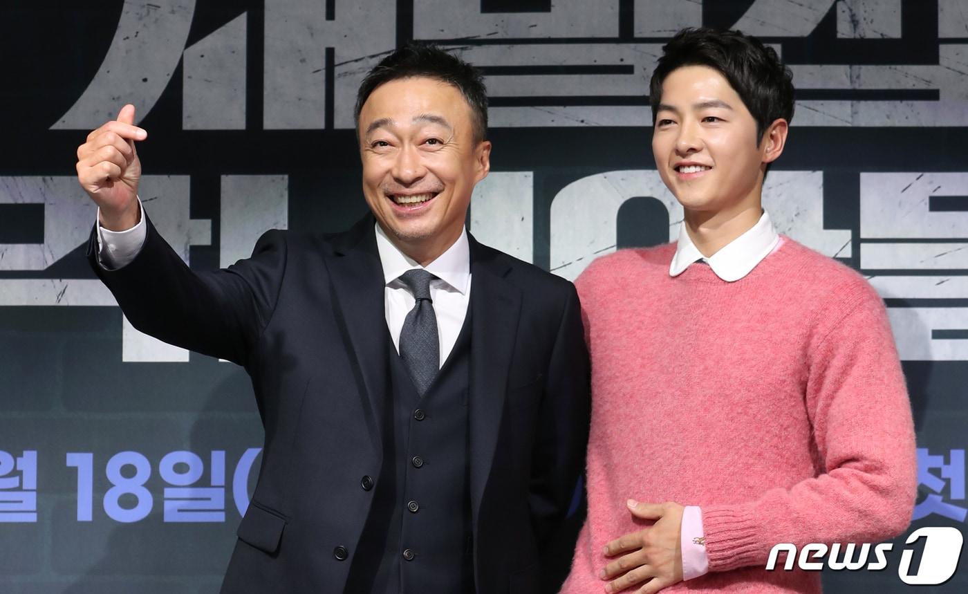 본문 이미지 - 배우 이성민과 송중기(오른쪽)가 17일 오후 서울 여의도 페어몬트 앰배서더 호텔에서 진행된 JTBC 금토일드라마 '재벌집 막내아들'(연출 정대윤/극본 김태희) 제작발표회에서 포즈를 취하고 있다. '재벌집 막내아들'은 재벌 총수 일가의 오너리스크를 관리하는 비서 윤현우(송중기 분)가 재벌가의 막내아들 진도준(송중기 분)으로 회귀해 인생 2회차를 사는 판타지 회귀물이다. 2022.11.17/뉴스1 ⓒ News1 권현진 기자