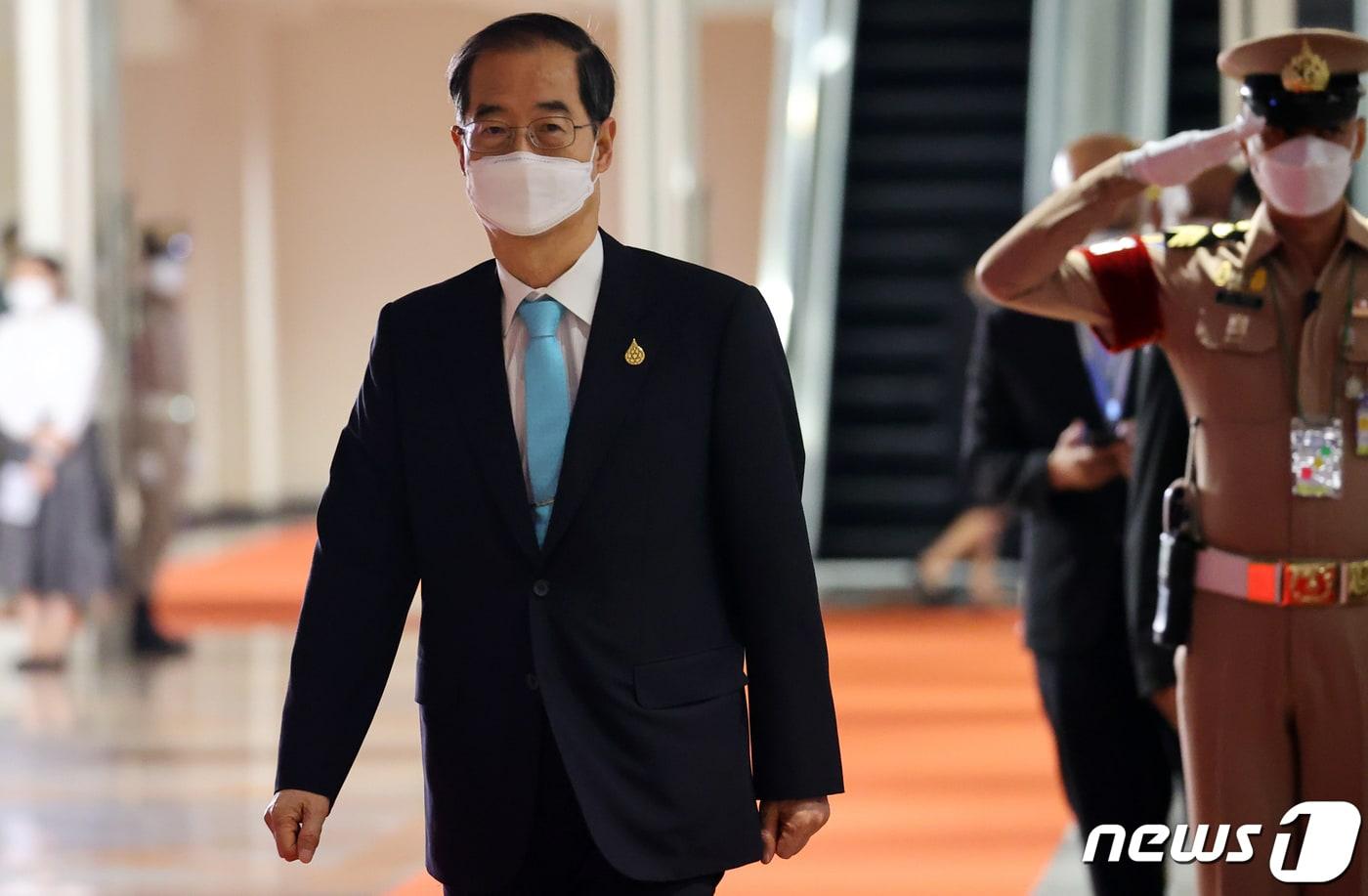 본문 이미지 - 한덕수 국무총리가 17일 오후(현지시간) 태국 방콕 왕립 해군 컨벤션홀에서 열린 아시아·태평양 경제협력체(APEC) 정상회의 갈라 디너에 참석하고 있다. 2022.11.18/뉴스1 ⓒ News1 김명섭 기자