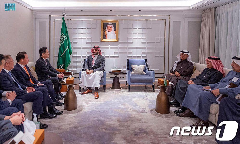 본문 이미지 - 무함마드 빈 살만 사우디아라비아 왕세자가 17일 서울 중구 롯데호텔에서 국내 기업 총수들을 만나 대화하고 있다. &#40;사우디아라비아 국영매체 SPA 홈페이지 캡쳐&#41; 2022.11.17/뉴스1 ⓒ News1 신웅수 기자