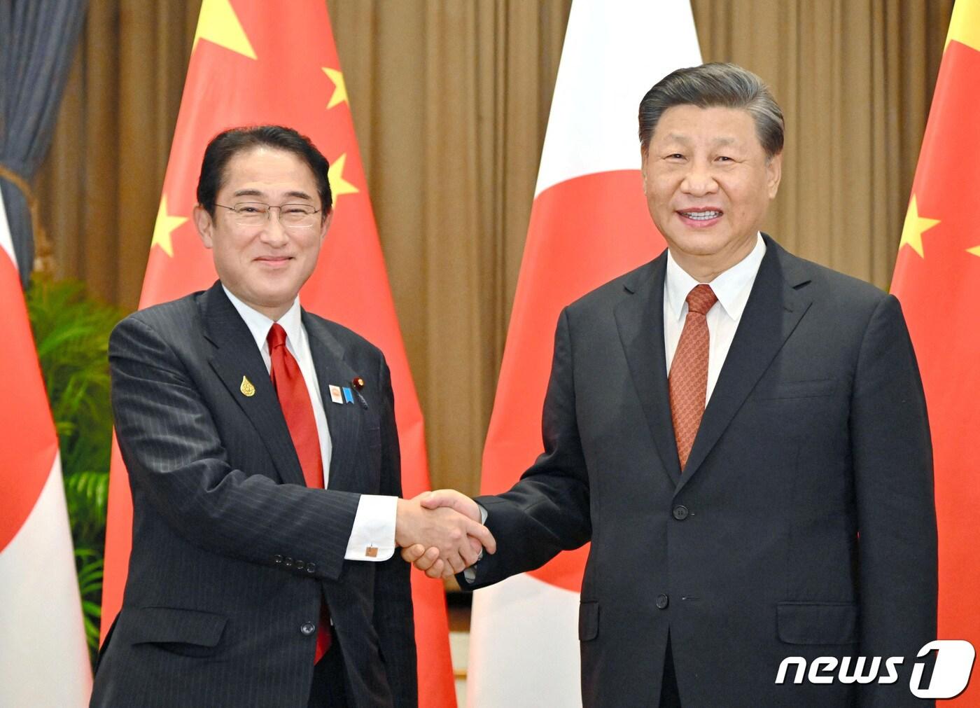 본문 이미지 - 기시다 후미오(왼쪽) 일본 총리와 시진핑 중국 국가주석이 17일(현지시간) 태국 방콕에서 만나 악수를 하고 있다. 양국 정상회담은 2019년 12월 이래 3년 만이며 기시다 총리 취임 이래 처음이다. 2022.11.17 ⓒ 로이터=뉴스1 ⓒ News1 정윤미 기자