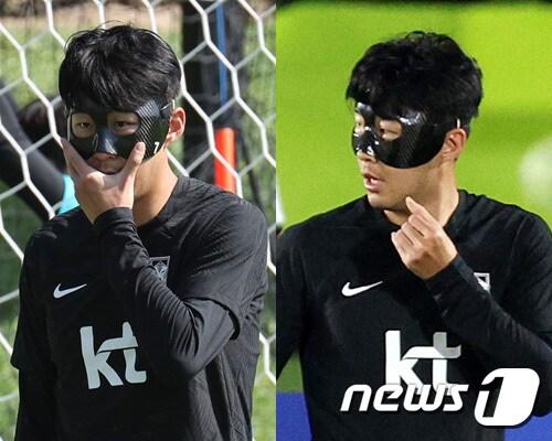 본문 이미지 - 17일(현지시간) 오후 카타르 도하 알 에글라 트레이닝센터에서 손흥민이 쓴 안면 보호 마스크에 새겨진 7번 등번호 숫자가 오전 훈련(왼쪽 사진)에서 보였다가 오후 훈련에서 지워져 있다. FIFA 규정에 따르면 선수가 착용한 마스크는 검은색이거나 유니폼 색상과 같아야 한다. 또한 등번호, 문구 등도 해당 장비에 새겨질 수 없다. 2022.11.18/뉴스1 ⓒ News1 이동해 기자,이광호 기자