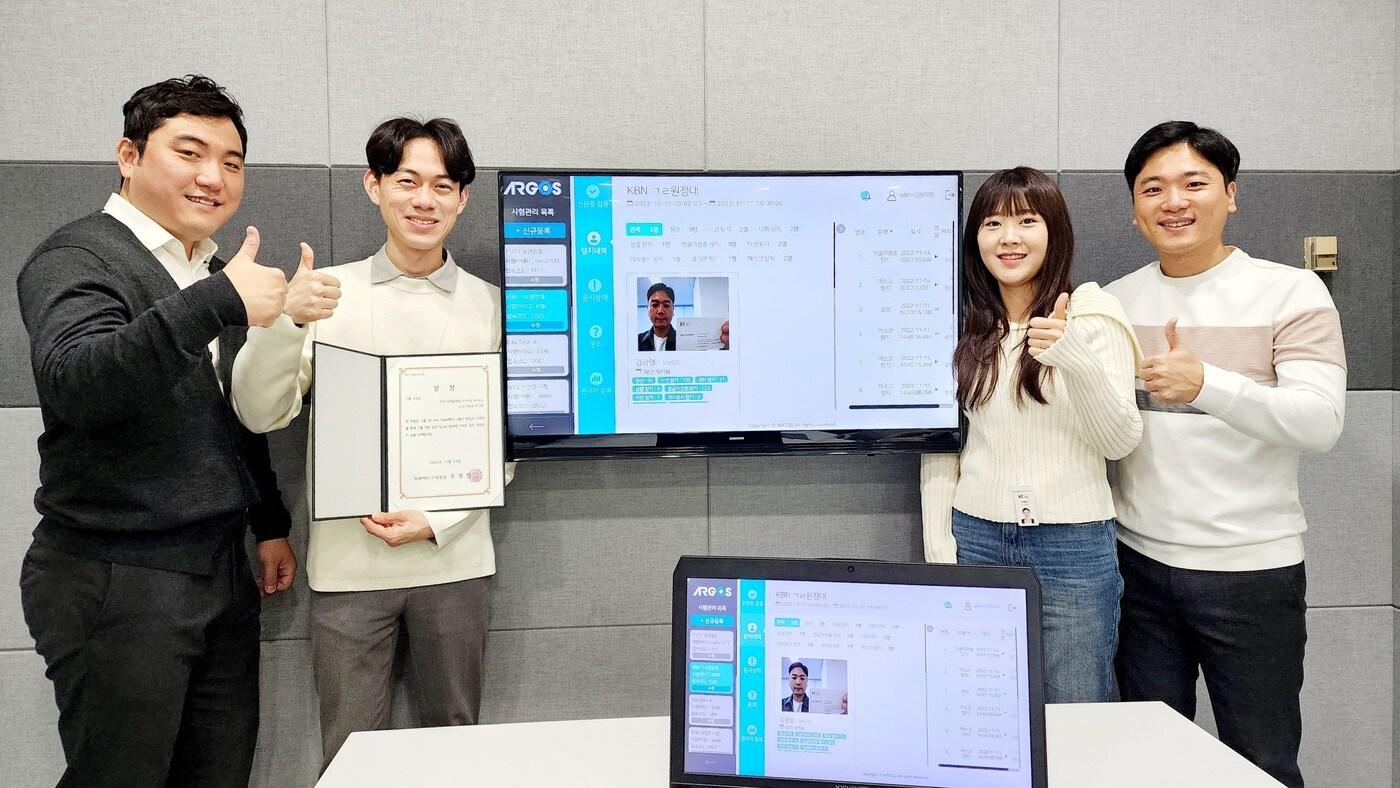 KT는 그룹사들의 디지털 역량 강화를 위한 '그룹 디지털전환(DX) 원팀'에서 우수한 성과를 낸 그룹사들을 선정, 표창했다고 18일 밝혔다.(KT 제공)