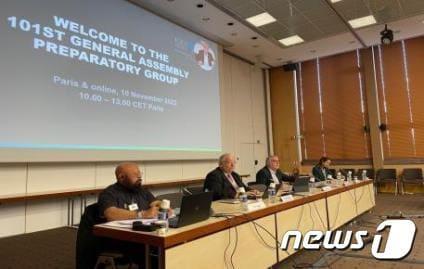 본문 이미지 -  프랑소와 다벤느 사무총장이 10일 개최된 국제철도연맹(UIC) 전체총회 준비회의에서 투표를 통한 지역 의장 선출 계획을 발표하고 있다.