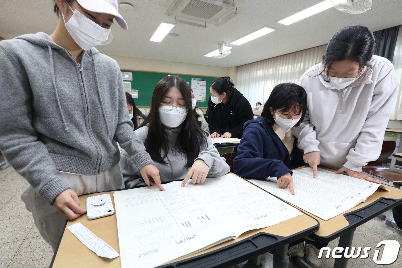 18일 오전 대구 수성구 정화여고 3학년 교실에서 수험생들이 수능 가채점을 하고 있다. 2022.11.18/뉴스1 ⓒ News1 공정식 기자
