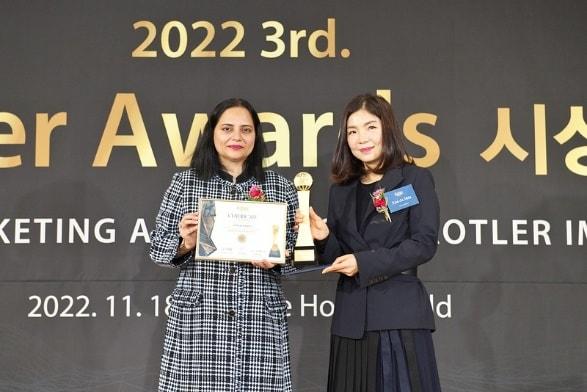 본문 이미지 - 신은자 한국암웨이 최고마케팅책임자(CMO) 전무(오른쪽)가 기념사진을 찍고 있다.(한국암웨이 제공) 