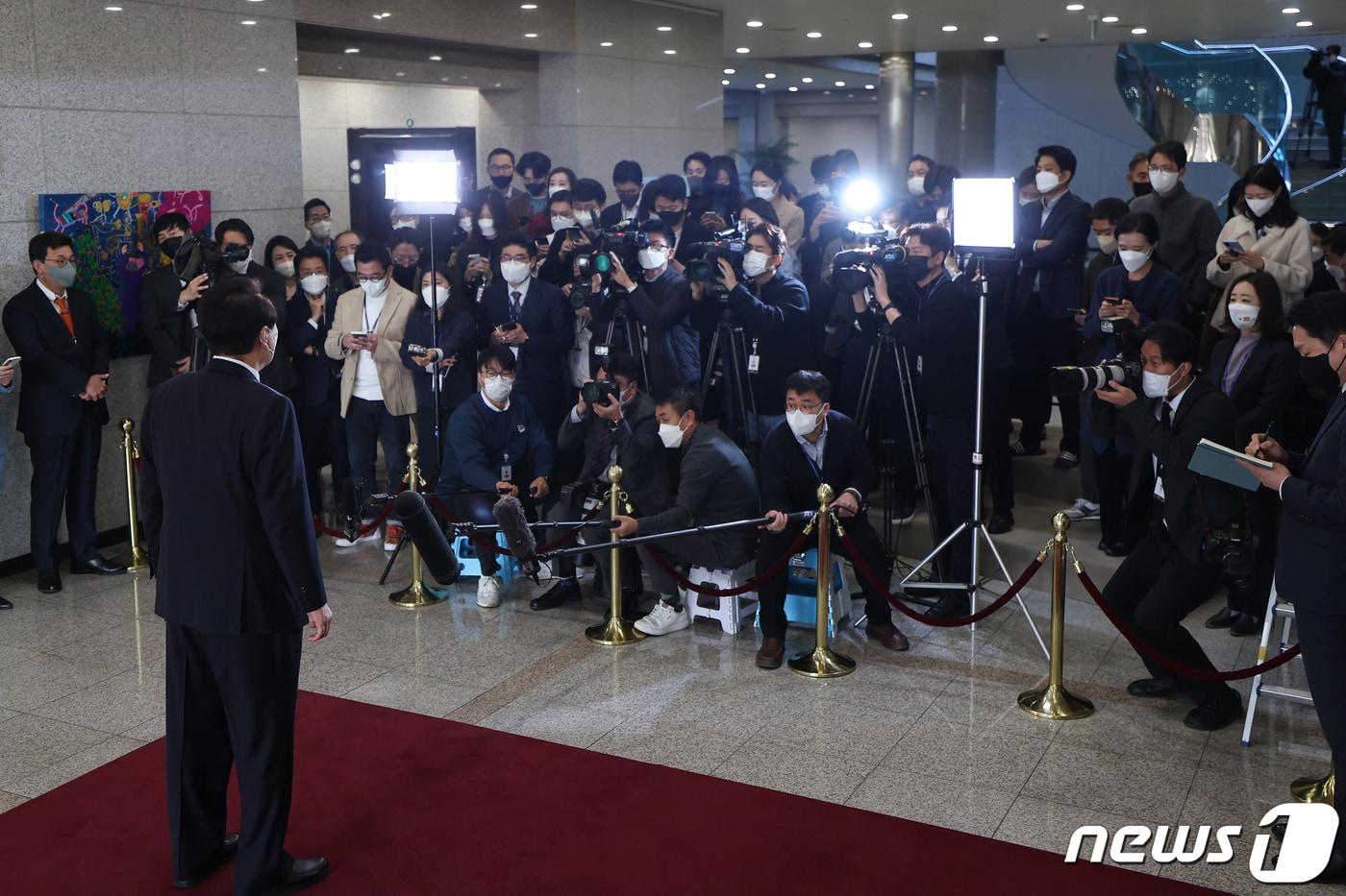 본문 이미지 - 윤석열 대통령이 18일 오전 용산 대통령실에서 취재진과 출근길 문답(도어스테핑)을 하고 있다. (대통령실 제공) 2022.11.18/뉴스1 ⓒ News1 안은나 기자