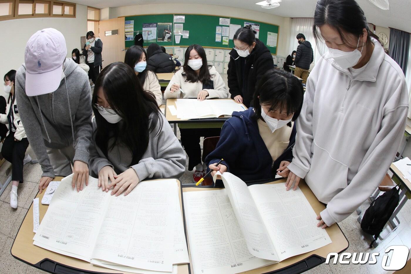 본문 이미지 - 18일 오전 대구 수성구 정화여고 3학년 교실에서 수험생들이 수능 가채점을 하고 있다. 2022.11.18/뉴스1 ⓒ News1 공정식 기자