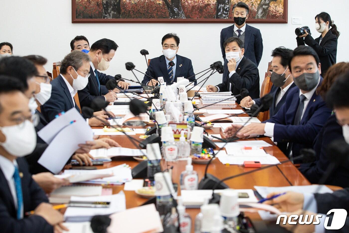 본문 이미지 - 우원식 국회 예산결산특별위원회 예산안등조정소위원장이 18일 서울 여의도 국회에서 열린 제400회 국회(정기회) 예결위 제2차 예산안등조정소위원회의를 주재하고 있다. 2022.11.18/뉴스1 ⓒ News1 유승관 기자