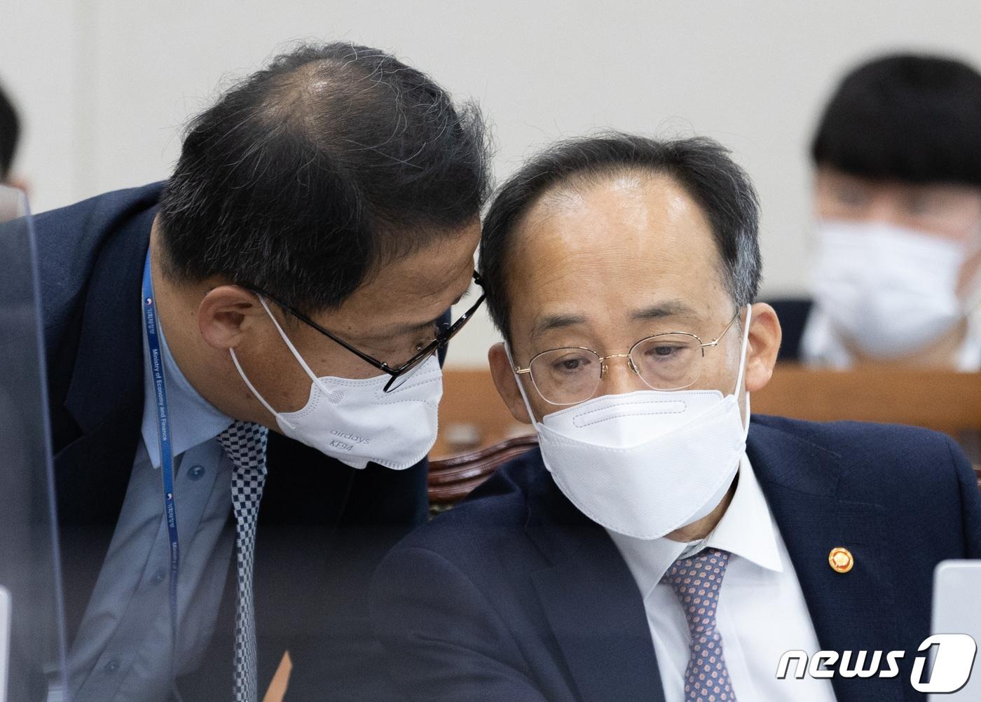 본문 이미지 - 추경호 경제부총리 겸 기획재정부 장관이 18일 오전 서울 여의도 국회에서 열린 제400회 국회(정기회) 제7차 기획재정위원회 전체회의에서 관계자와 대화를 하고 있다. 2022.11.18/뉴스1 ⓒ News1 이재명 기자