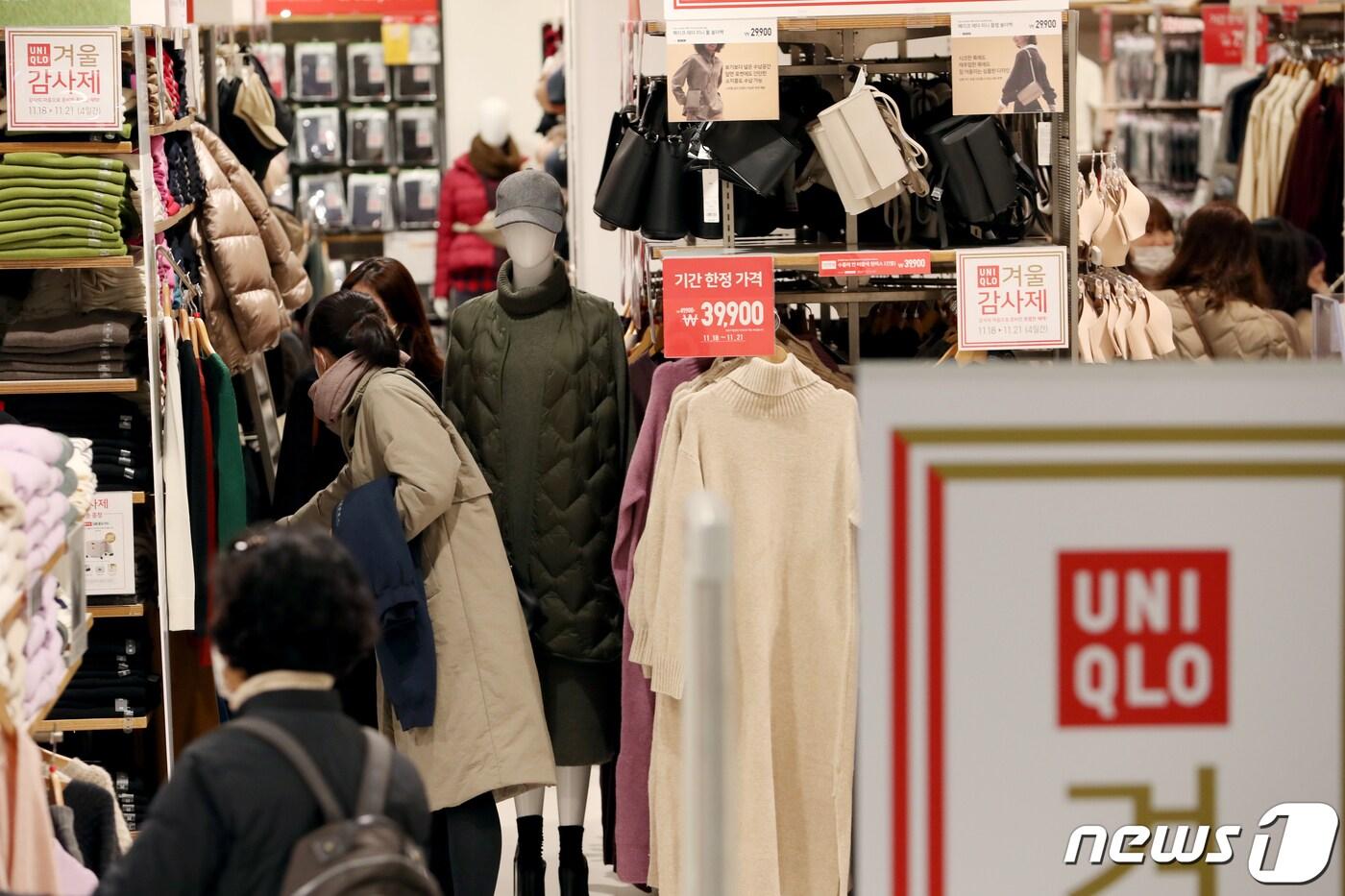 본문 이미지 - 서울의 한 백화점에서 고객들이 제품을 살펴보고 있다. 2022.11.18/뉴스1 ⓒ News1 권현진 기자