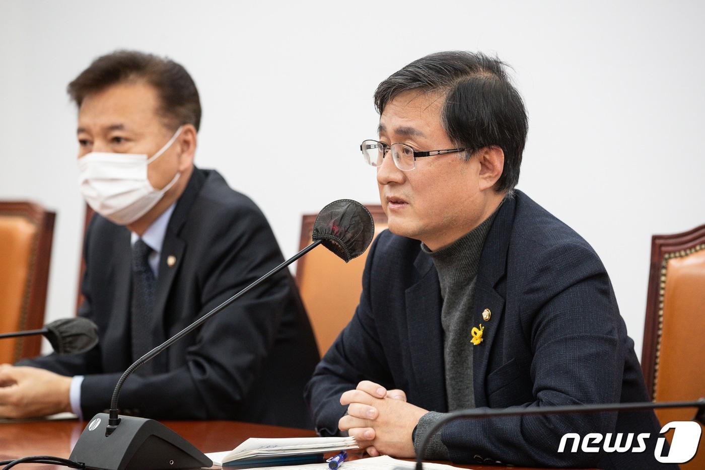 김성환 더불어민주당 정책위의장이 18일 서울 여의도 국회에서 기자간담회를 열어 금융투자소득세(금투세) 관련 야당의 입장을 밝히고 있다. 2022.11.18/뉴스1 ⓒ News1 유승관 기자