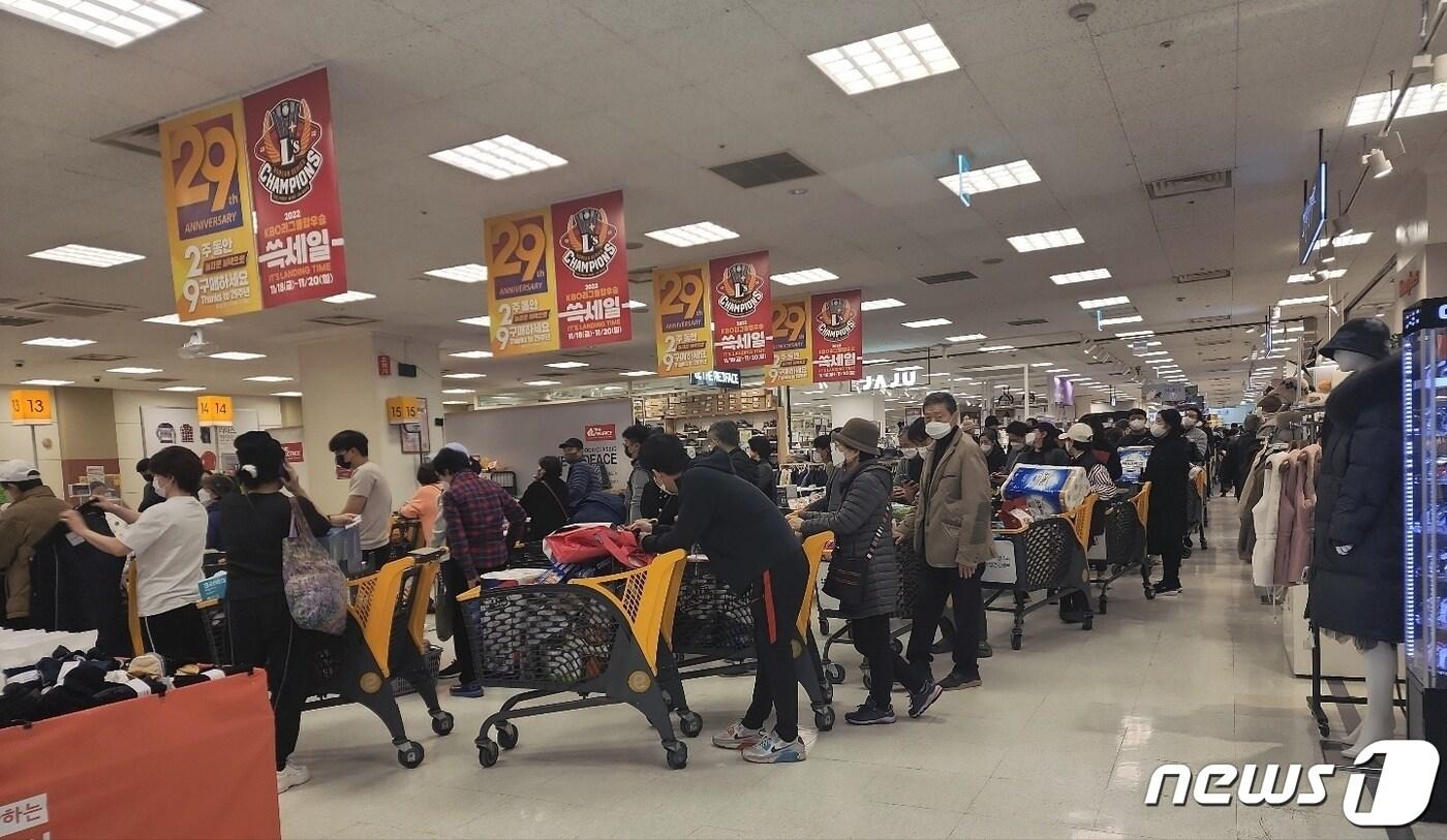본문 이미지 - 18일 이마트 용산점에 계산을 기다리는 대기줄이 길게 늘어서 있다. ⓒ 뉴스1 권진영 기자