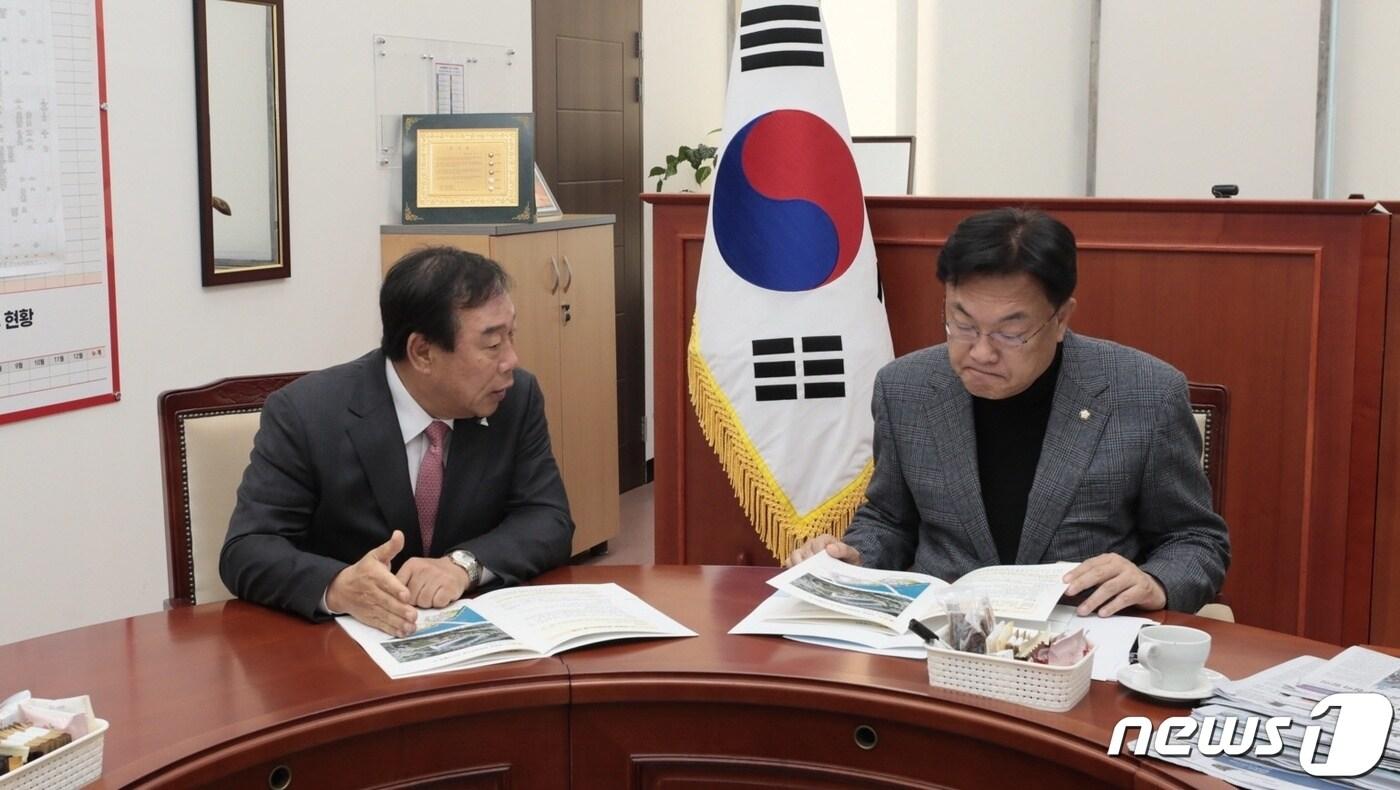 본문 이미지 - 18일 국회에서 국민의힘 정진석 비대위원장 만나 국비 지원 요청하는 최민호 세종시장(왼쪽). (세종시 제공) / 뉴스1