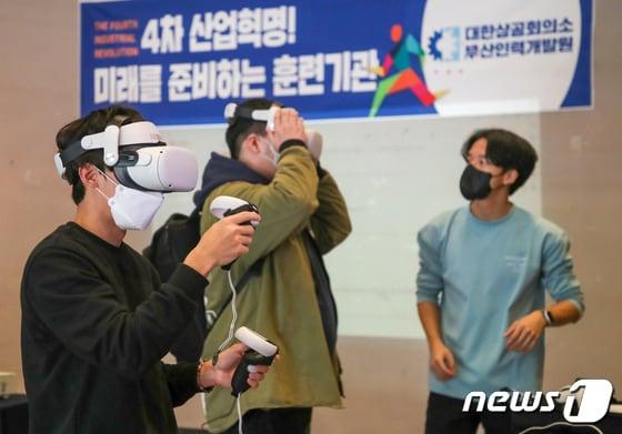 본문 이미지 - 3일 오후 부산시 사상구 신라대학교에서 개최된 '2022 신라대학교 취업박람회' VR체험관에서 학생들이 VR체험을 하고 있다. 2022.11.3/뉴스1