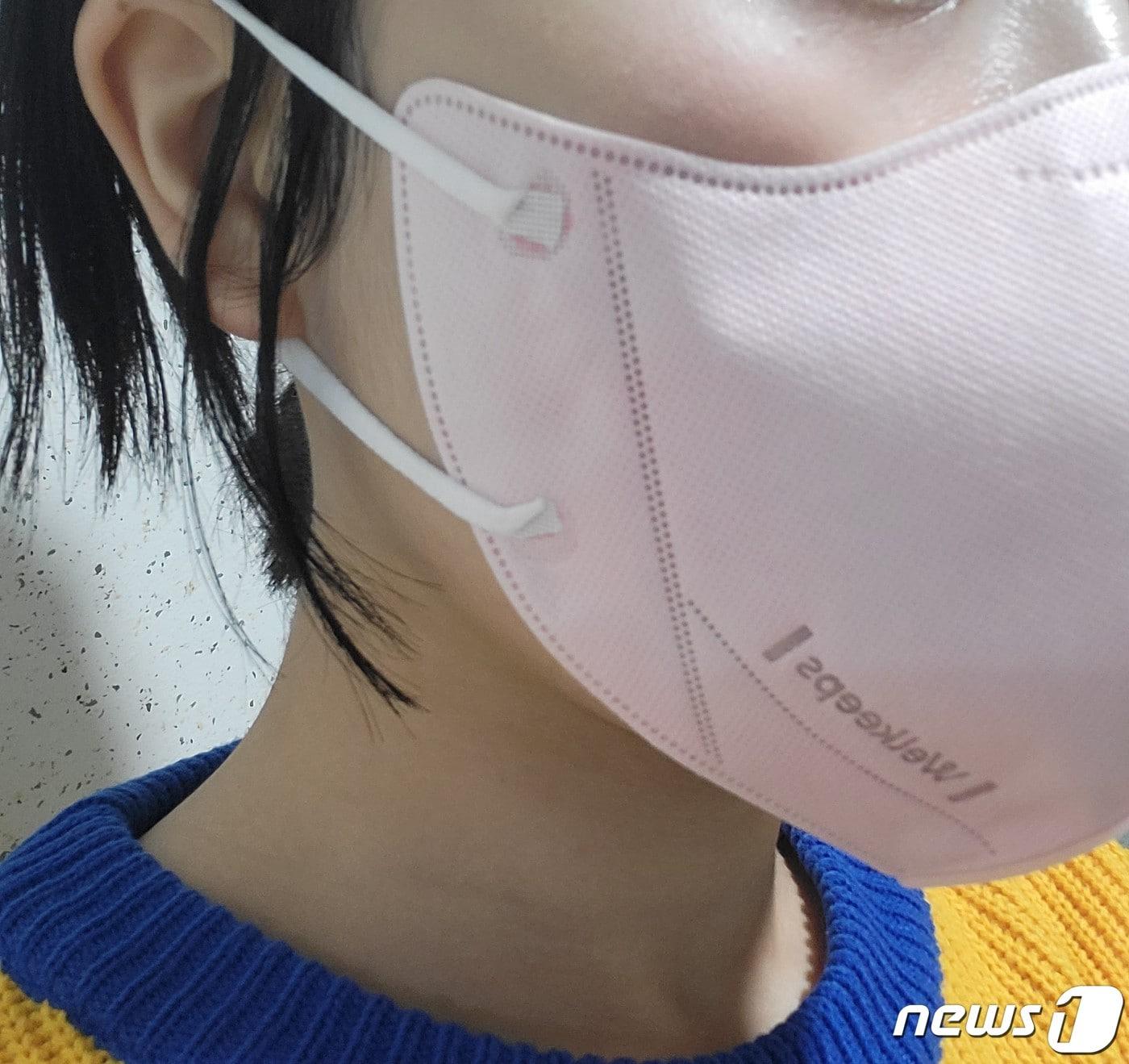 본문 이미지 - 18일 취재진이 웰킵스 컴포트에어 마스크 KF94 핑크 색상을 착용하고 있다. ⓒ 뉴스1 신윤하 기자